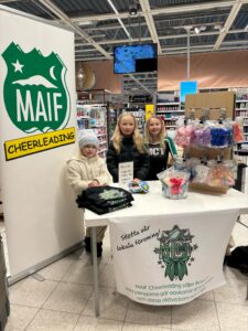 Maif cheerleading säljer bows på Ica